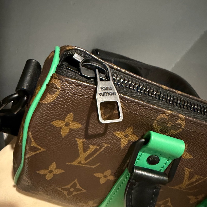 Louis Vuitton LV 經典老花拼綠色 Keepall25 斜背包-12