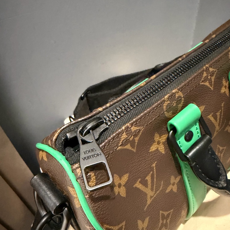 Louis Vuitton LV 經典老花拼綠色 Keepall25 斜背包-14