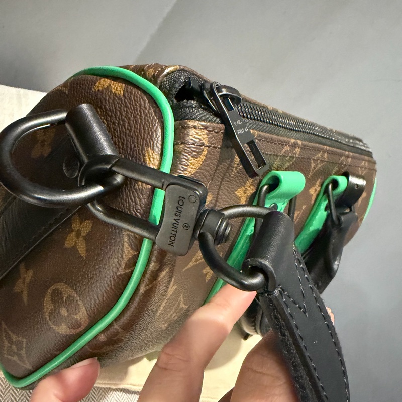 Louis Vuitton LV 經典老花拼綠色 Keepall25 斜背包-22
