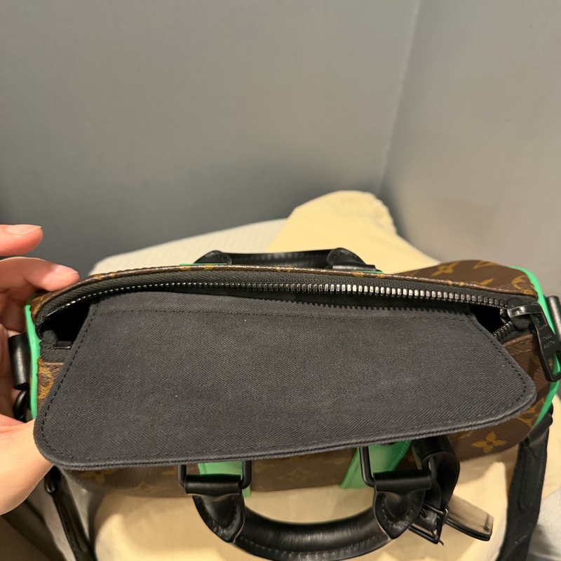 Louis Vuitton LV 經典老花拼綠色 Keepall25 斜背包-26