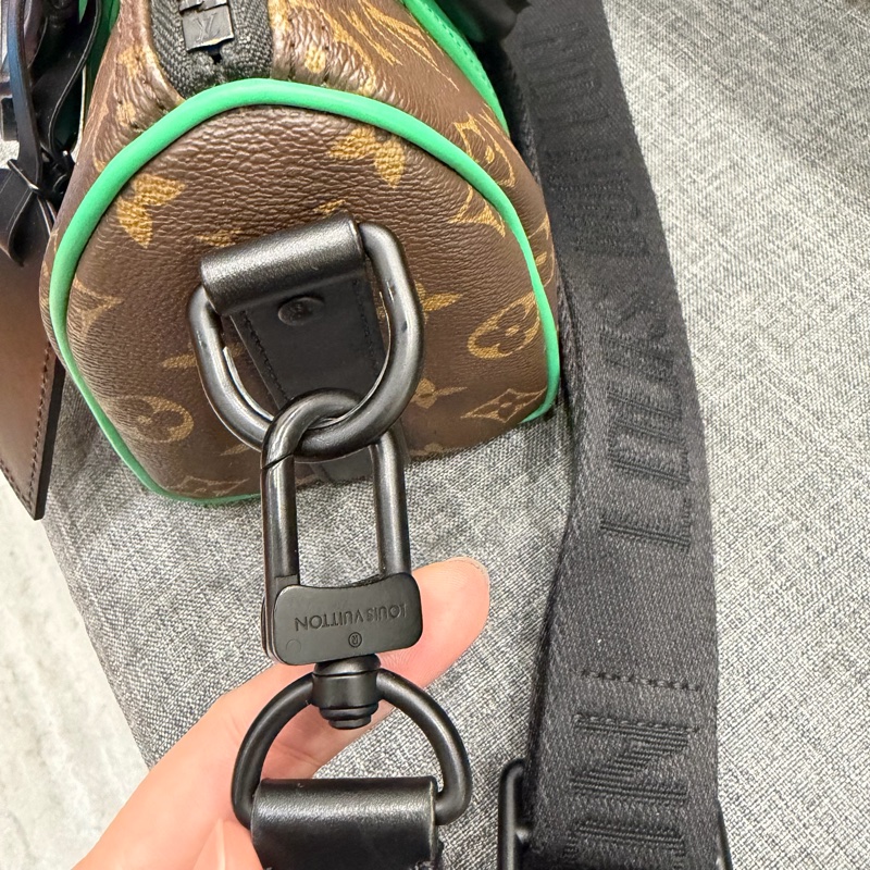 Louis Vuitton LV 經典老花拼綠色 Keepall25 斜背包-52