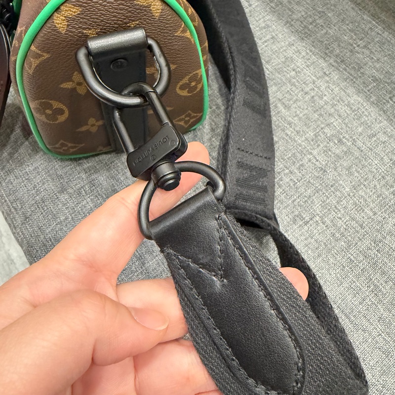 Louis Vuitton LV 經典老花拼綠色 Keepall25 斜背包-57