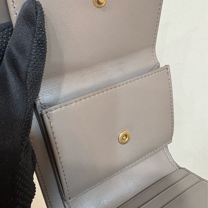 Celine 大象灰 素面皮革三折短夾-6