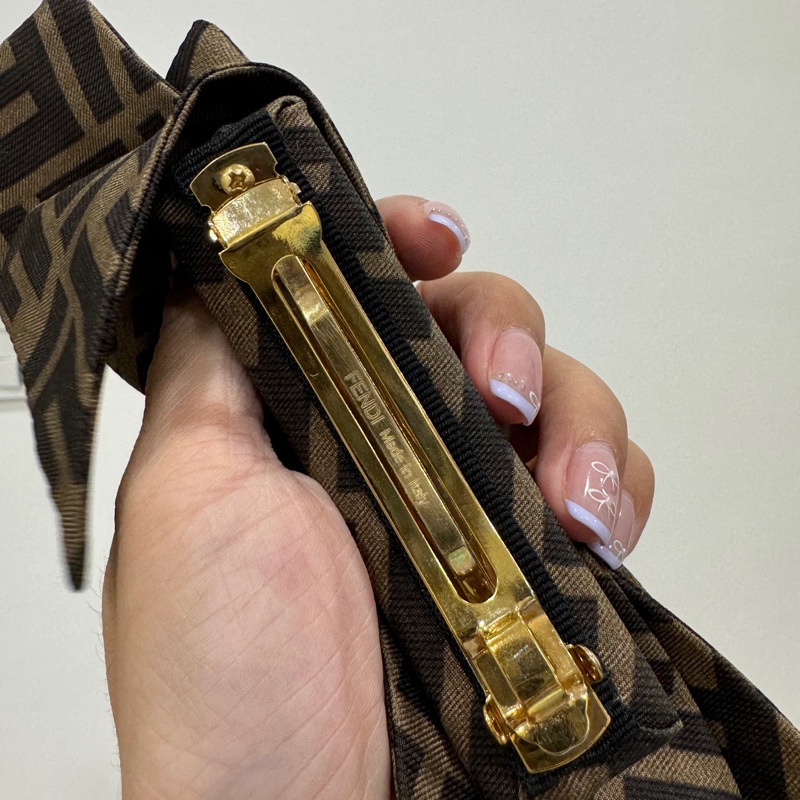 FENDI 棕色 菸草色調 FF LOGO 老花 蝴蝶結 髮圈 髮夾 髮飾-10