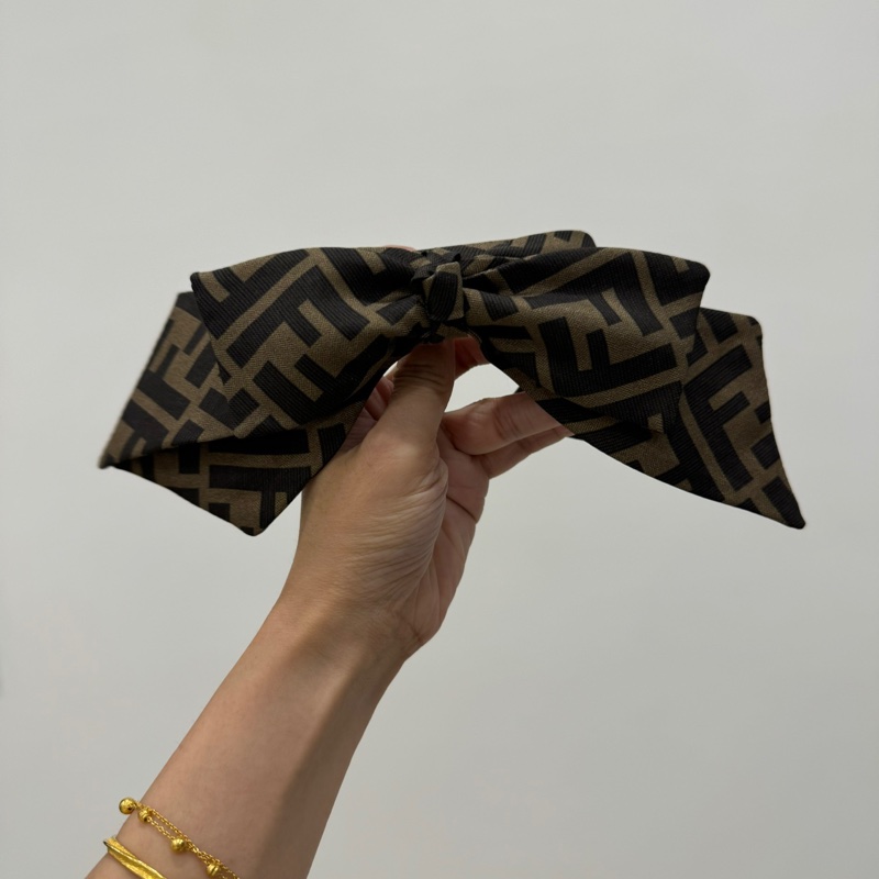 FENDI 棕色 菸草色調 FF LOGO 老花 蝴蝶結 髮圈 髮夾 髮飾-11