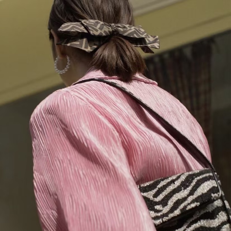 FENDI 棕色 菸草色調 FF LOGO 老花 蝴蝶結 髮圈 髮夾 髮飾-12