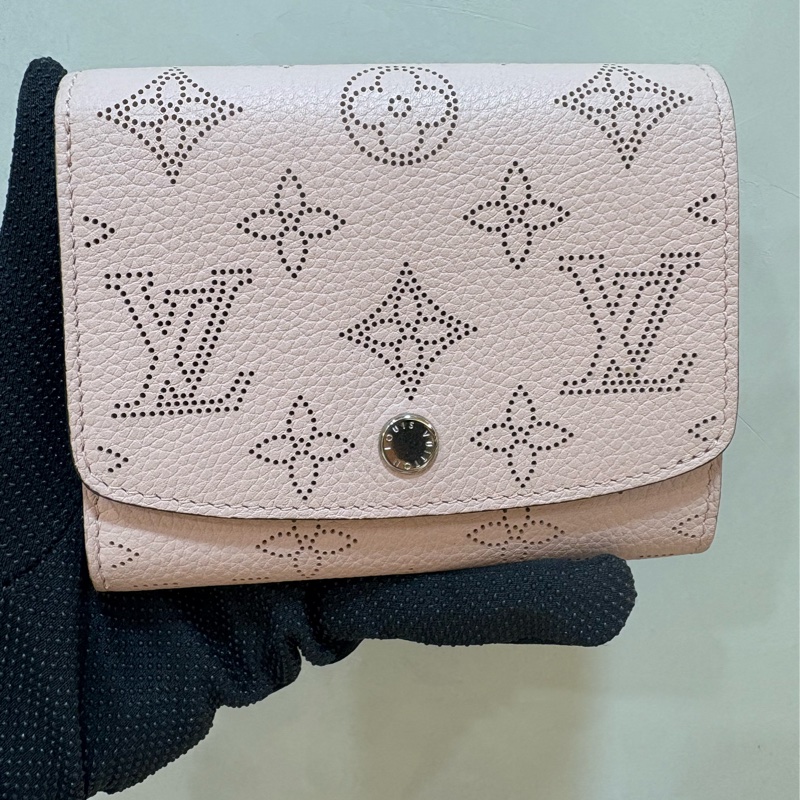 LV皮夾 Mahina粉牛皮雷射洞洞兩折短夾-櫻花粉-0