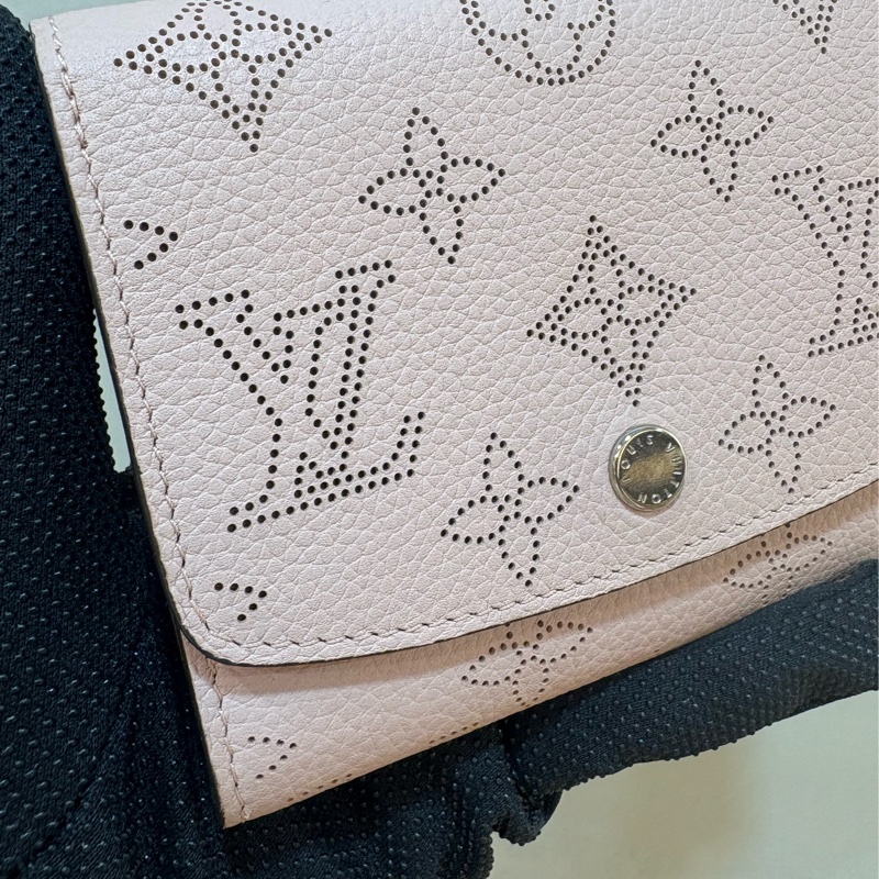 LV皮夾 Mahina粉牛皮雷射洞洞兩折短夾-櫻花粉-1