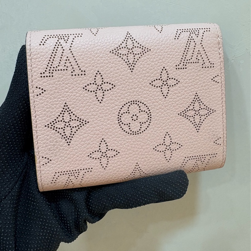 LV皮夾 Mahina粉牛皮雷射洞洞兩折短夾-櫻花粉-2