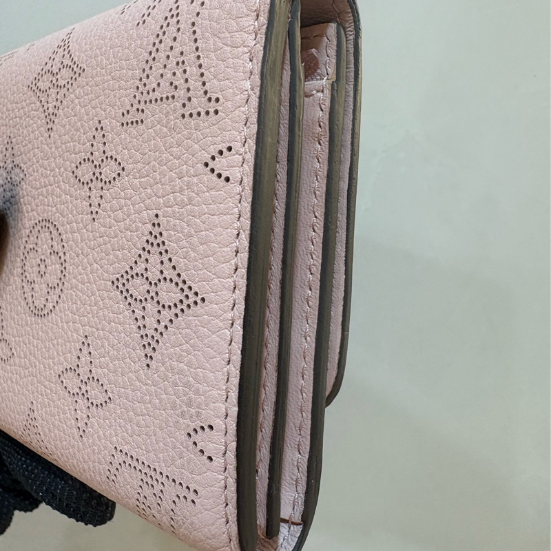 LV皮夾 Mahina粉牛皮雷射洞洞兩折短夾-櫻花粉-3