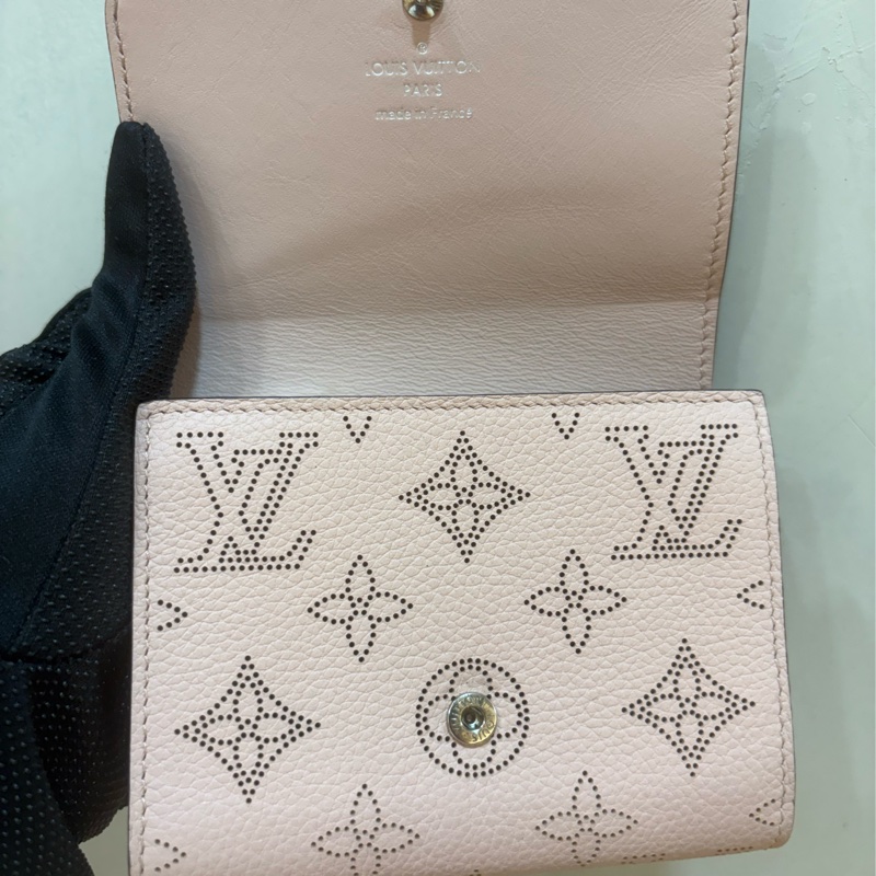 LV皮夾 Mahina粉牛皮雷射洞洞兩折短夾-櫻花粉-4