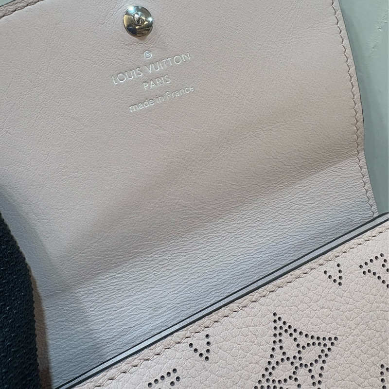 LV皮夾 Mahina粉牛皮雷射洞洞兩折短夾-櫻花粉-5