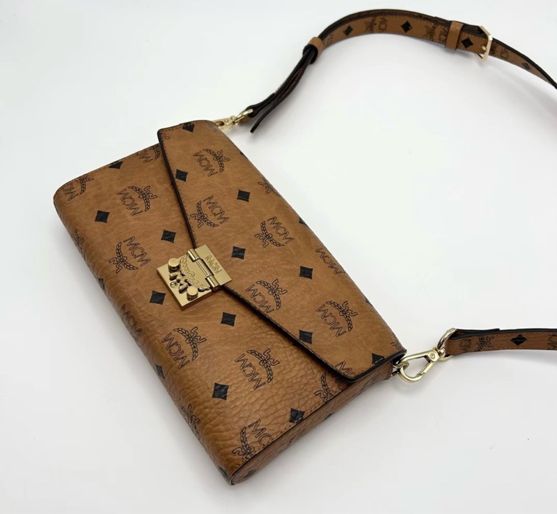 MCM 經典老花金扣肩背斜背鏈條包 23*14*5 98新-2