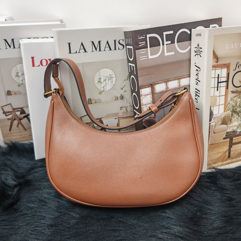 Celine Ava 棕色全皮腋下包 中號-1