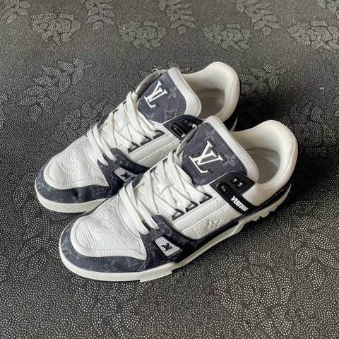 lv trainer黑白熊貓43碼無盒，成色不錯