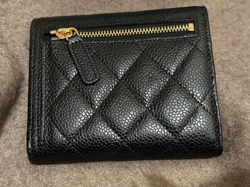 CHANEL經典雙C金屬菱紋小牛皮翻蓋三折短夾(黑色)-1