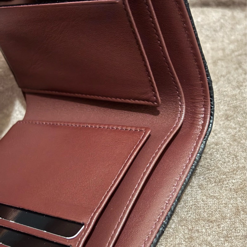 CHANEL經典雙C金屬菱紋小牛皮翻蓋三折短夾(黑色)-4