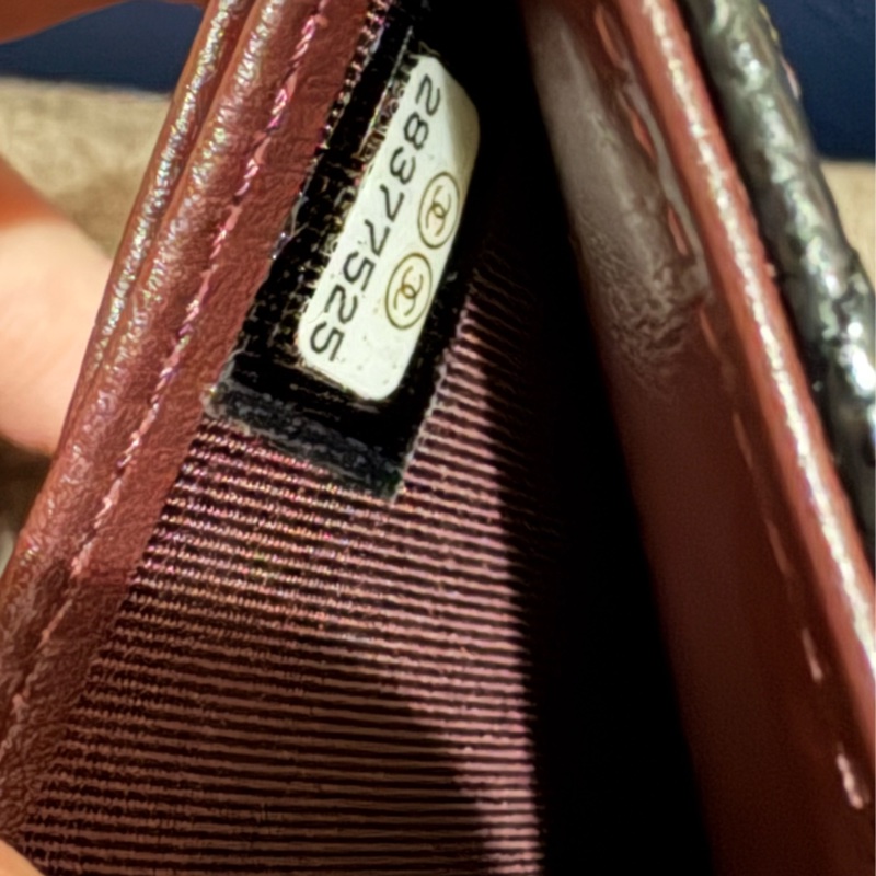 CHANEL經典雙C金屬菱紋小牛皮翻蓋三折短夾(黑色)-9