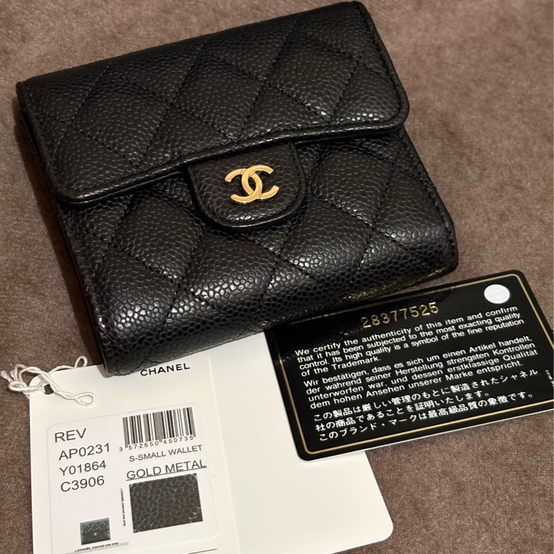 CHANEL經典雙C金屬菱紋小牛皮翻蓋三折短夾(黑色)-11