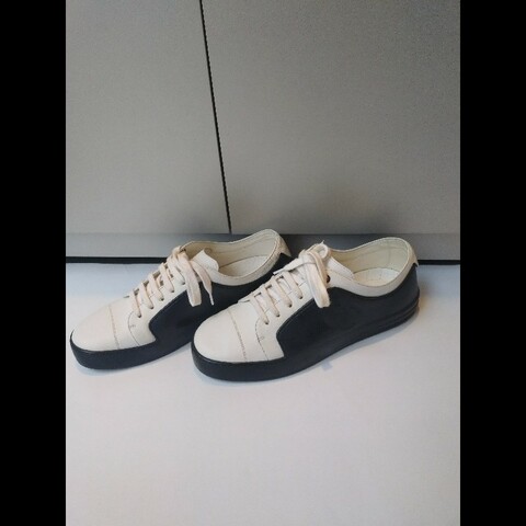 Chanel 黑白皮革綁帶休閒鞋