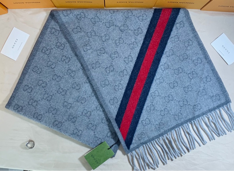 🎁全台最甜 全新含吊牌 Gucci 古馳 灰雙色滿版logo羊毛圍巾-3