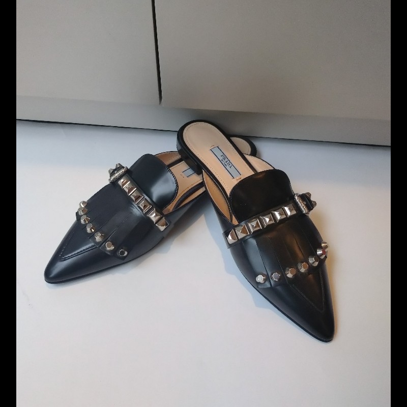 Prada 黑皮鉚釘尖頭平底鞋-0