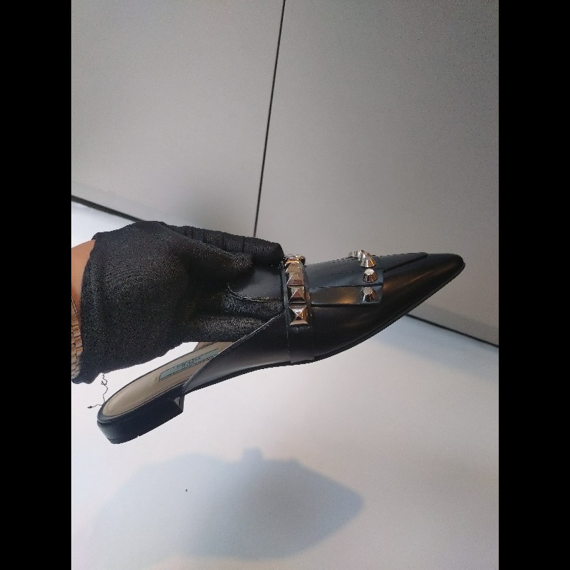Prada 黑皮鉚釘尖頭平底鞋-1