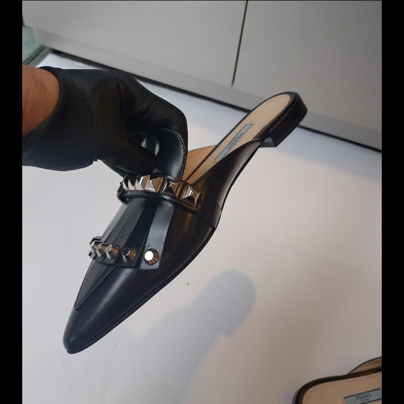 Prada 黑皮鉚釘尖頭平底鞋-2