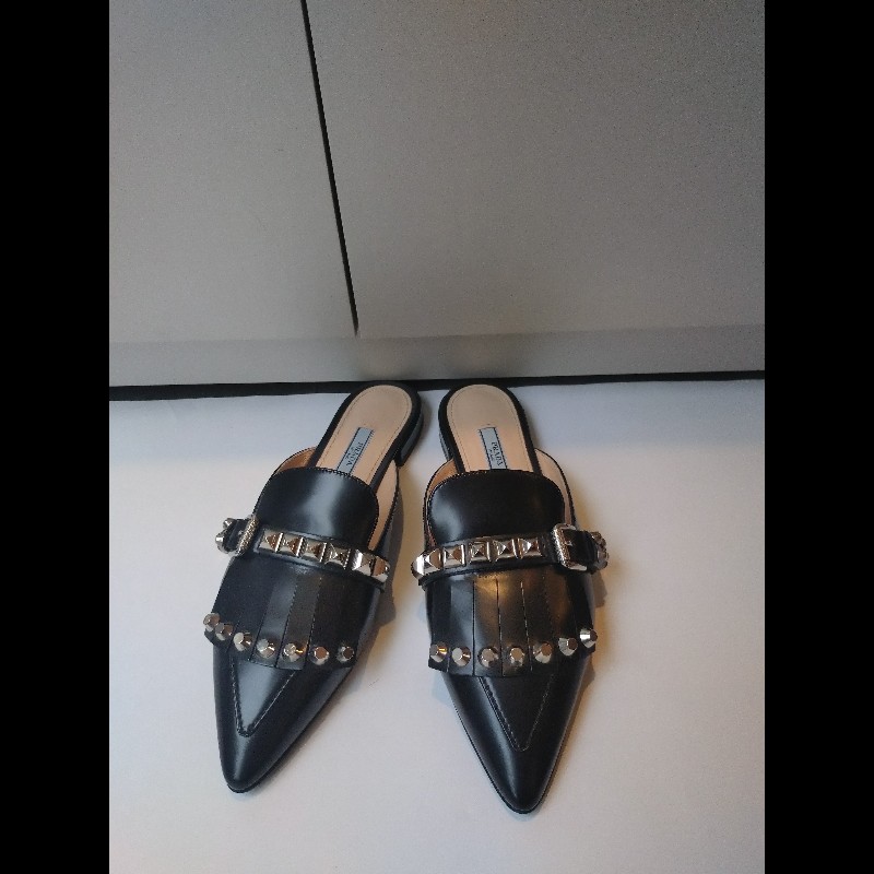 Prada 黑皮鉚釘尖頭平底鞋-3