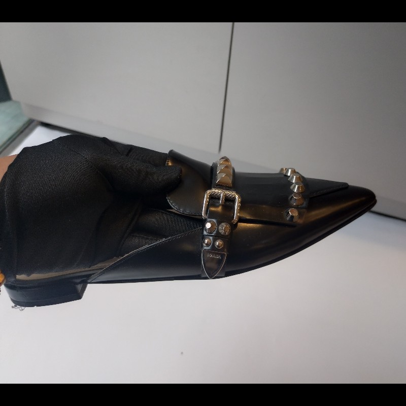 Prada 黑皮鉚釘尖頭平底鞋-4