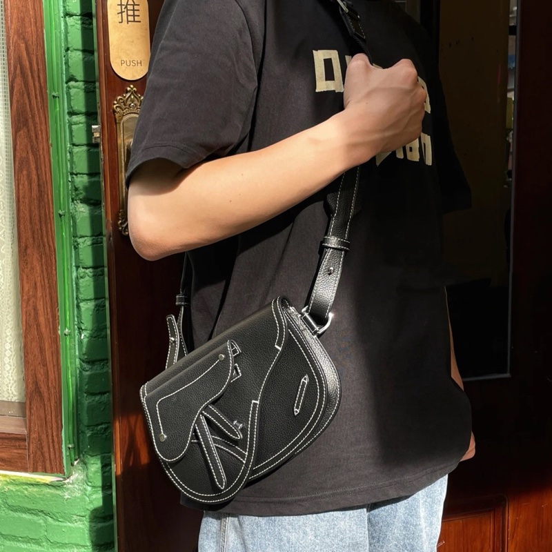 Dior 黑色全皮外縫線馬鞍包 尺寸約24*17.5*5cm-1