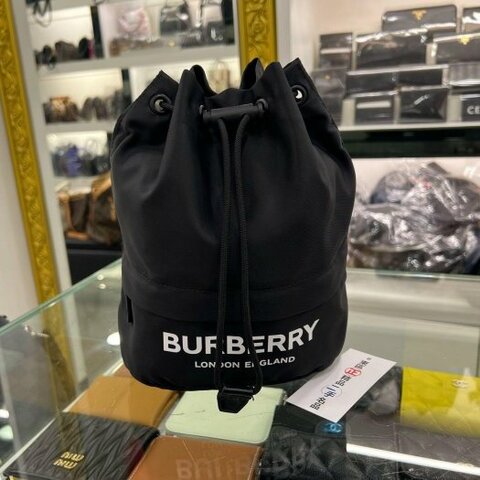 東區正精品㊣BURBERRY 8032188 黑色尼龍白字束口收納袋包 RZ6105