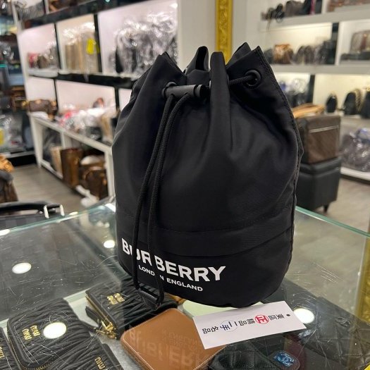 東區正精品㊣BURBERRY 8032188 黑色尼龍白字束口收納袋包 RZ6105-1