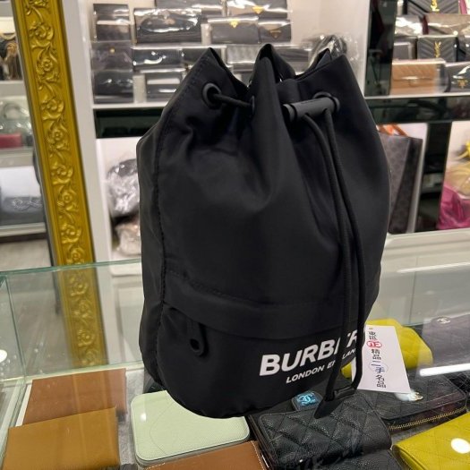 東區正精品㊣BURBERRY 8032188 黑色尼龍白字束口收納袋包 RZ6105-2