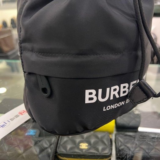 東區正精品㊣BURBERRY 8032188 黑色尼龍白字束口收納袋包 RZ6105-6