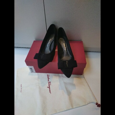 Ferragamo 黑麂皮尖頭方跟女鞋