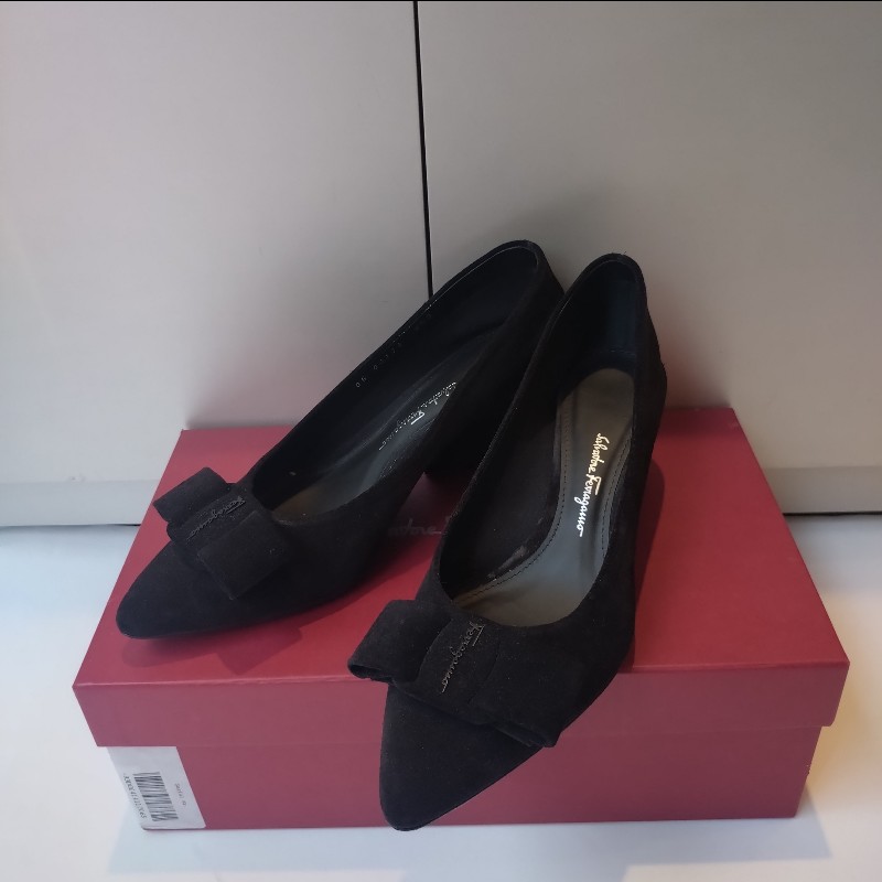 Ferragamo 黑麂皮尖頭方跟女鞋-1