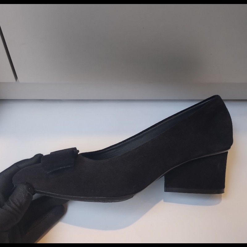 Ferragamo 黑麂皮尖頭方跟女鞋-6