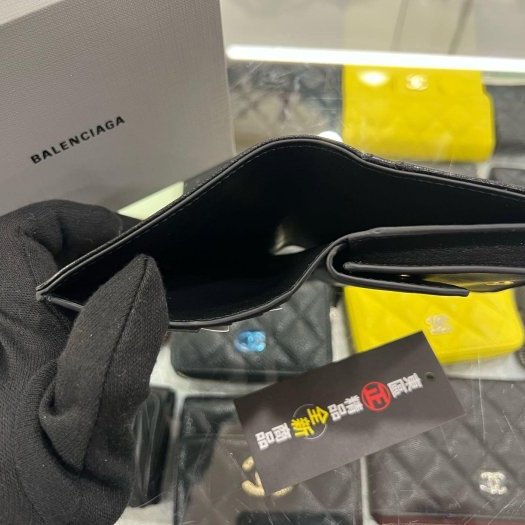 東區正精品㊣BALENCIAGA 765459 全新黑色牛皮金扣字母LOGO釦子零錢袋短夾 RZ6106-2