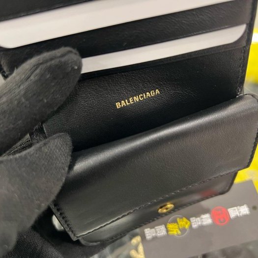 東區正精品㊣BALENCIAGA 765459 全新黑色牛皮金扣字母LOGO釦子零錢袋短夾 RZ6106-3