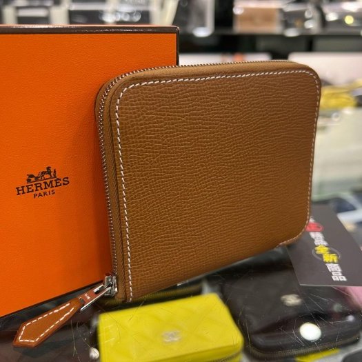 東區正精品㊣HERMES SILK IN Epsom 全新愛馬仕金棕色焦糖色全皮內藍綠色小狗法鬥絲巾短夾 W刻 RZ6110-1