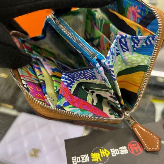 東區正精品㊣HERMES SILK IN Epsom 全新愛馬仕金棕色焦糖色全皮內藍綠色小狗法鬥絲巾短夾 W刻 RZ6110-4