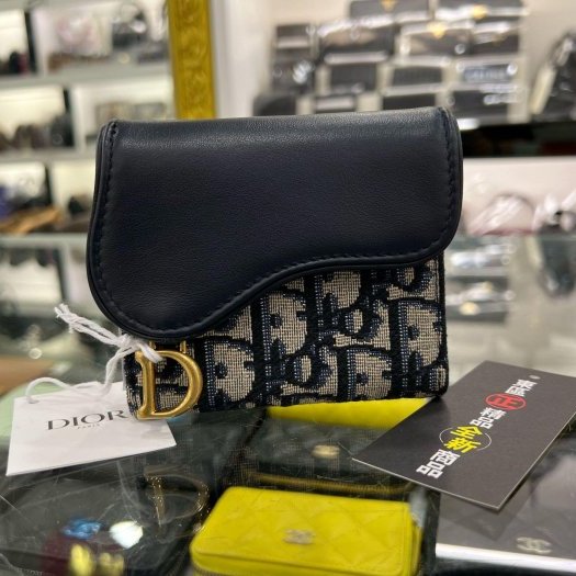 東區正精品㊣DIOR Saddle Lotus S5652CNKO 全新老花拼藍色皮革金釦內零錢三折釦子短夾 RZ6111-0