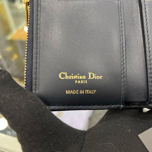 東區正精品㊣DIOR Saddle Lotus S5652CNKO 全新老花拼藍色皮革金釦內零錢三折釦子短夾 RZ6111-3