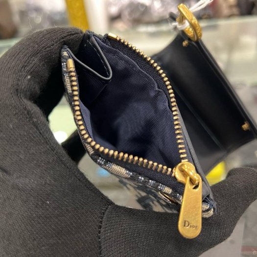 東區正精品㊣DIOR Saddle Lotus S5652CNKO 全新老花拼藍色皮革金釦內零錢三折釦子短夾 RZ6111-4