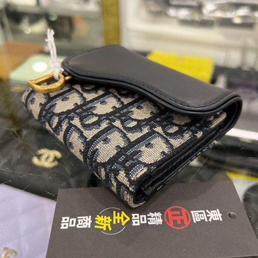 東區正精品㊣DIOR Saddle Lotus S5652CNKO 全新老花拼藍色皮革金釦內零錢三折釦子短夾 RZ6111-6