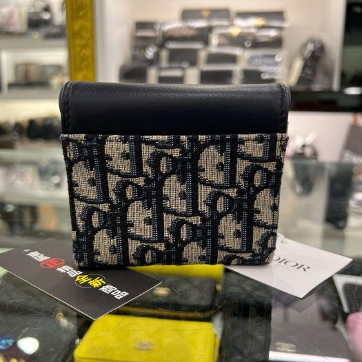 東區正精品㊣DIOR Saddle Lotus S5652CNKO 全新老花拼藍色皮革金釦內零錢三折釦子短夾 RZ6111-7