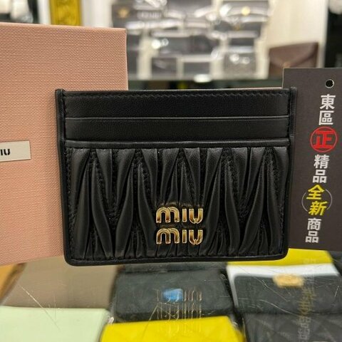 東區正精品㊣MIU MIU 5MC076 全新黑色全皮皺褶金字扁卡片夾 RZ6112