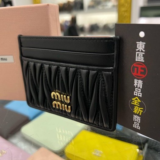 東區正精品㊣MIU MIU 5MC076 全新黑色全皮皺褶金字扁卡片夾 RZ6112-2