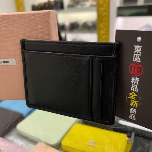 東區正精品㊣MIU MIU 5MC076 全新黑色全皮皺褶金字扁卡片夾 RZ6112-3